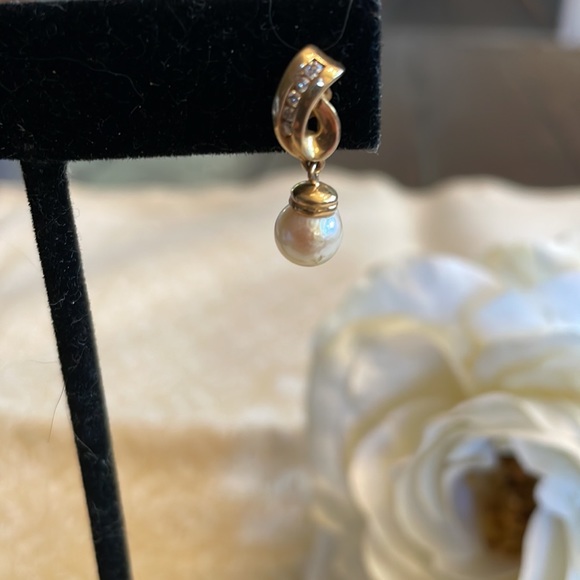 Beautiful 14 karat gold earrings with drop pearl and 5 diamonds on each - Picture 4 of 6